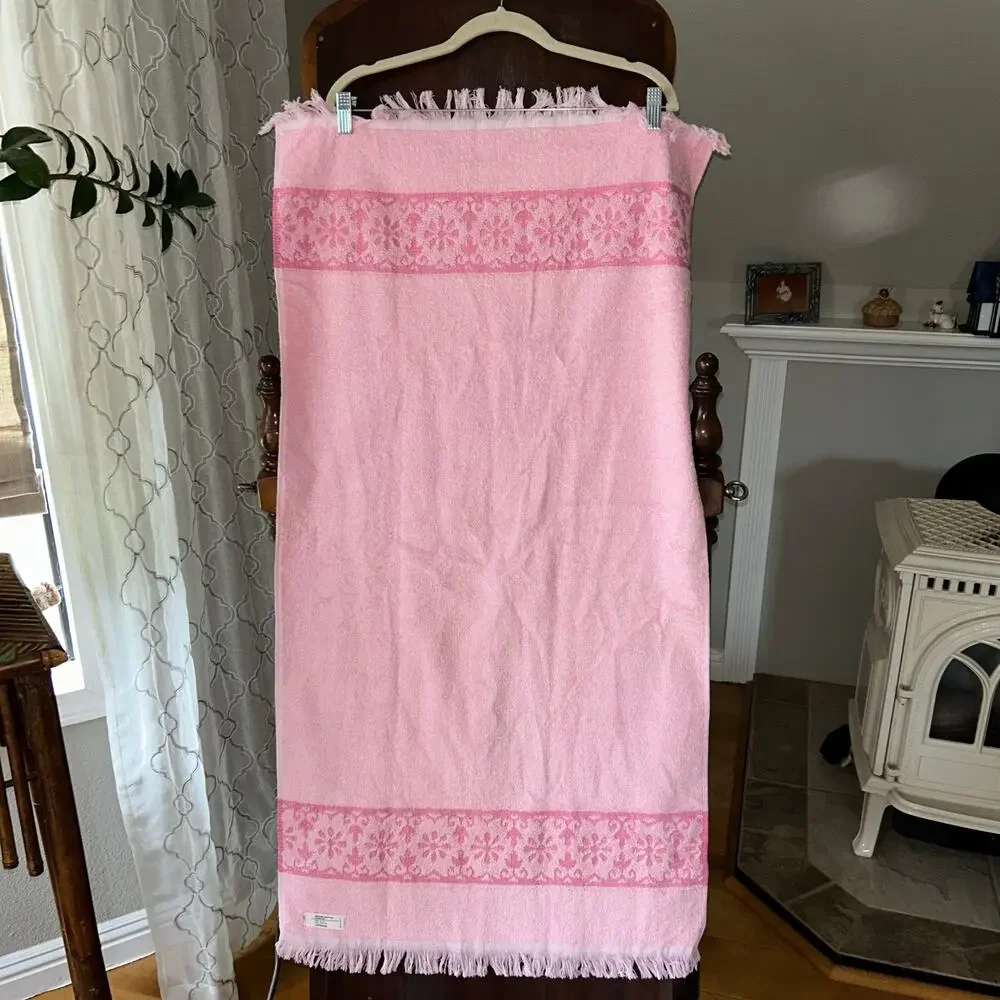 NWT 2 vintage pink JCPenny bath towels floral pattern fringed edges